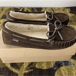 Clarks Women's Suede Moccasins Indoor and Outdoor Slippers SIZE 8 Brown JMH1908